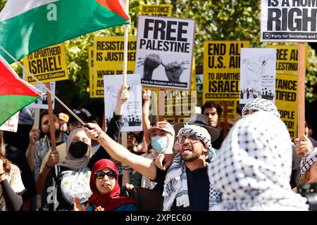 Demonstranten rufen und antworten auf der „Rally for Return: All Out for Gaza“ in Los Angeles am 14. Oktober 2023. Foto: Raquel G. Frohlich. Stockfoto