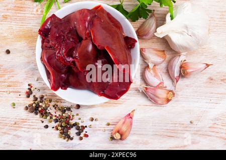 Rohe Kaninchenleber mit Gewürzen Stockfoto