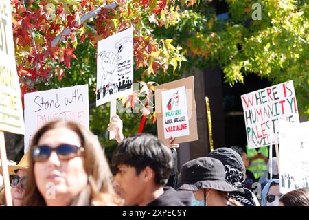 „Rally for Return: All out for Gaza“ vor dem israelischen Generalkonsulat am 14. Oktober 2023 in Los Angeles. Foto: Raquel G. Frohlich. Stockfoto