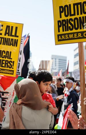 „Rally for Return: All out for Gaza“ vor dem israelischen Generalkonsulat am 14. Oktober 2023 in Los Angeles. Foto: Raquel G. Frohlich. Stockfoto