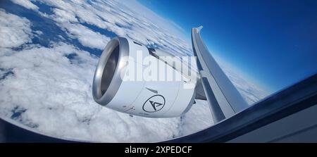 Blick aus dem Kabinenfenster auf Triebwerk Flugzeug Airbus A330-900neo der Fluglinie Condor im April 2024 - SymbolfotoBlick aus dem Kabinenfenster auf Triebwerk Flugzeug Airbus A330-900neo der Fluglinie Condor im April 2024 - Symbolfoto, unklar unklar unklar unklar unklar unklar Luftraum über dem Atlantik *** Blick aus dem Kabinenfenster am Triebwerk Airbus A330 900neo der Airline Condor im April 2024 Symbolfoto Blick aus dem Kabinenfenster am Triebwerk Airbus A330 900neo der Airline Condor im April 2024 Symbolfoto, unklare unklare unklare Luftraum über dem Atlantischen Ozean Stockfoto