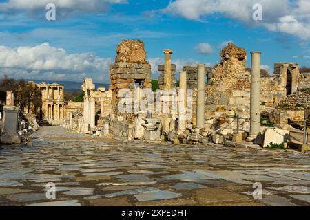 Überreste der Curetes-Straße in der antiken Siedlung Ephesus, Türkei Stockfoto