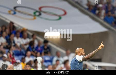 Lyon, Frankreich. August 2024. Der französische Trainer Thierry Henry reagiert während der Olympischen Spiele 2024 in Lyon, Frankreich, am 5. August 2024, während des Fußballspiels der Männer zwischen Frankreich und Ägypten. Quelle: Sun Fei/Xinhua/Alamy Live News Stockfoto