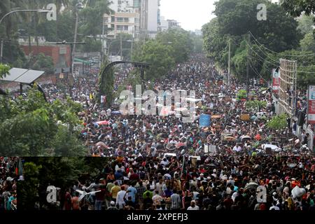 Dhaka, Wari, Bangladesch. August 2024. Regierungsfeindliche Demonstranten feiern am 5. August 2024 in Shahbag in der Nähe der Universität Dhaka. Die Proteste in Bangladesch, die im Juli als von Studenten geführte Demonstrationen gegen die Einstellungsregeln der Regierung begannen, gipfelten am 5. August, als der Premierminister flüchtete und das Militär ankündigte, eine Interimsregierung zu bilden. Die Menschen versammeln sich, um den Fall von Bangladesch Premierminister Scheich Hasina nach einem intensiven Konflikt zwischen Polizei, regierungsnahen Kräften und Anti-Quoten-Demonstranten in Dhaka, Bangladesch, zu feiern. Quelle: ZUMA Press, Inc./Alamy Live News Stockfoto