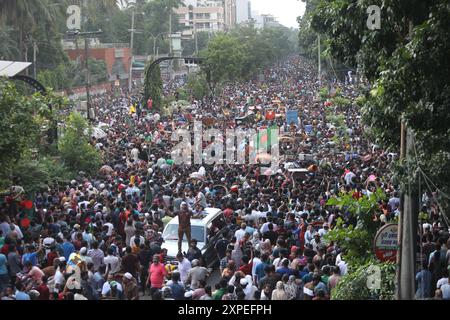 Dhaka, Wari, Bangladesch. August 2024. Regierungsfeindliche Demonstranten feiern am 5. August 2024 in Shahbag in der Nähe der Universität Dhaka. Die Proteste in Bangladesch, die im Juli als von Studenten geführte Demonstrationen gegen die Einstellungsregeln der Regierung begannen, gipfelten am 5. August, als der Premierminister flüchtete und das Militär ankündigte, eine Interimsregierung zu bilden. Die Menschen versammeln sich, um den Fall von Bangladesch Premierminister Scheich Hasina nach einem intensiven Konflikt zwischen Polizei, regierungsnahen Kräften und Anti-Quoten-Demonstranten in Dhaka, Bangladesch, zu feiern. Quelle: ZUMA Press, Inc./Alamy Live News Stockfoto