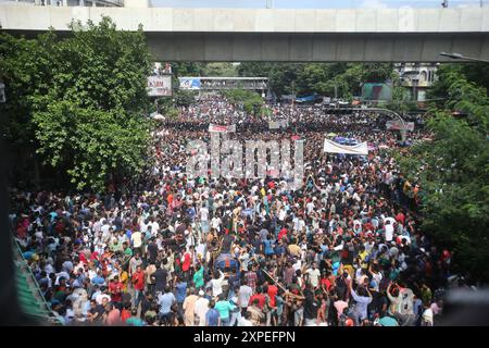 Dhaka, Wari, Bangladesch. August 2024. Regierungsfeindliche Demonstranten feiern am 5. August 2024 in Shahbag in der Nähe der Universität Dhaka. Die Proteste in Bangladesch, die im Juli als von Studenten geführte Demonstrationen gegen die Einstellungsregeln der Regierung begannen, gipfelten am 5. August, als der Premierminister flüchtete und das Militär ankündigte, eine Interimsregierung zu bilden. Die Menschen versammeln sich, um den Fall von Bangladesch Premierminister Scheich Hasina nach einem intensiven Konflikt zwischen Polizei, regierungsnahen Kräften und Anti-Quoten-Demonstranten in Dhaka, Bangladesch, zu feiern. Quelle: ZUMA Press, Inc./Alamy Live News Stockfoto