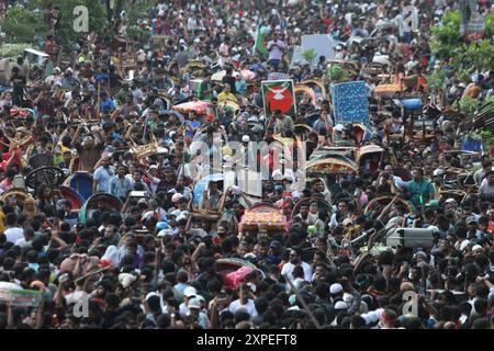 Dhaka, Wari, Bangladesch. August 2024. Regierungsfeindliche Demonstranten feiern am 5. August 2024 in Shahbag in der Nähe der Universität Dhaka. Die Proteste in Bangladesch, die im Juli als von Studenten geführte Demonstrationen gegen die Einstellungsregeln der Regierung begannen, gipfelten am 5. August, als der Premierminister flüchtete und das Militär ankündigte, eine Interimsregierung zu bilden. Die Menschen versammeln sich, um den Fall von Bangladesch Premierminister Scheich Hasina nach einem intensiven Konflikt zwischen Polizei, regierungsnahen Kräften und Anti-Quoten-Demonstranten in Dhaka, Bangladesch, zu feiern. Quelle: ZUMA Press, Inc./Alamy Live News Stockfoto