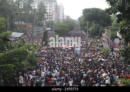 Dhaka, Wari, Bangladesch. August 2024. Regierungsfeindliche Demonstranten feiern am 5. August 2024 in Shahbag in der Nähe der Universität Dhaka. Die Proteste in Bangladesch, die im Juli als von Studenten geführte Demonstrationen gegen die Einstellungsregeln der Regierung begannen, gipfelten am 5. August, als der Premierminister flüchtete und das Militär ankündigte, eine Interimsregierung zu bilden. Die Menschen versammeln sich, um den Fall von Bangladesch Premierminister Scheich Hasina nach einem intensiven Konflikt zwischen Polizei, regierungsnahen Kräften und Anti-Quoten-Demonstranten in Dhaka, Bangladesch, zu feiern. Quelle: ZUMA Press, Inc./Alamy Live News Stockfoto