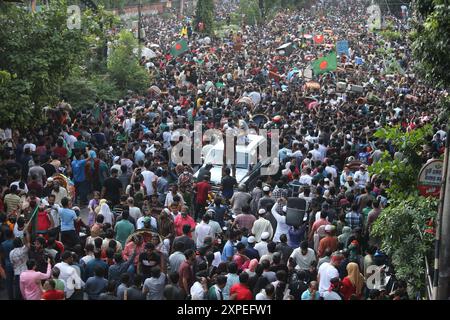 Dhaka, Wari, Bangladesch. August 2024. Regierungsfeindliche Demonstranten feiern am 5. August 2024 in Shahbag in der Nähe der Universität Dhaka. Die Proteste in Bangladesch, die im Juli als von Studenten geführte Demonstrationen gegen die Einstellungsregeln der Regierung begannen, gipfelten am 5. August, als der Premierminister flüchtete und das Militär ankündigte, eine Interimsregierung zu bilden. Die Menschen versammeln sich, um den Fall von Bangladesch Premierminister Scheich Hasina nach einem intensiven Konflikt zwischen Polizei, regierungsnahen Kräften und Anti-Quoten-Demonstranten in Dhaka, Bangladesch, zu feiern. Quelle: ZUMA Press, Inc./Alamy Live News Stockfoto