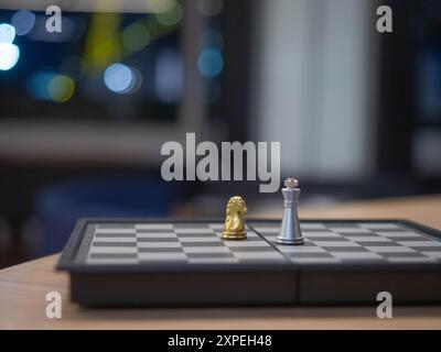 Schach Bischof König Bauern Gold Silber Farbe Metall Schachbrett Kopie Raum Stück Königin Spiel Sport Ritter Schachmatt Business Erfolg Battle Intelligence l Stockfoto