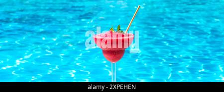 Gefrorene Erdbeere Daiquiri am Pool an sonnigen Sommertagen. Konzept der kühlen Erfrischungsgetränke Stockfoto