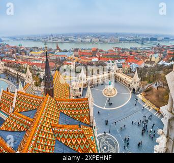 Malerische Aussicht vom Glockenturm der Matthiaskirche auf der Fischerbastei und Häuser entlang der Donau, Budapest, Ungarn Stockfoto