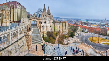 BUDAPEST, UNGARN - 21. FEBRUAR 2022: Panorama der berühmten Treppe zur Fischerbastei, am 21. Februar in Budapest, Ungarn Stockfoto