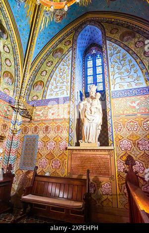 BUDAPEST, UNGARN - 28. FEBRUAR 2022: Der Kirchchenkriegel in der Matthiaskirche mit kleiner Skulptur von Vingin Maria mit Kind, am 21. Februar in Budapest, Hun Stockfoto