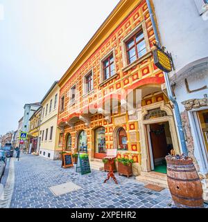 BUDAPEST, UNGARN - 21. FEBRUAR 2022: Das malerische historische Gebäude mit dem Restaurant im Burgviertel, am 21. Februar in Budapest, Ungarn Stockfoto