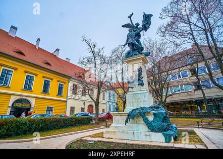 BUDAPEST, UNGARN - 21. FEBRUAR 2022: Die Honved-Statue für die Freiheitskämpfer auf dem Disz-Platz im Burgviertel, am 21. Februar in Budap Stockfoto