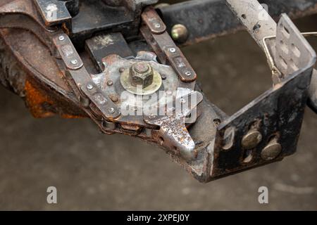 Aufnehmerkette am Maisschneidwerk des Mähdreschers. Wartungs-, Reparatur- und Servicekonzept für landwirtschaftliche Geräte. Stockfoto