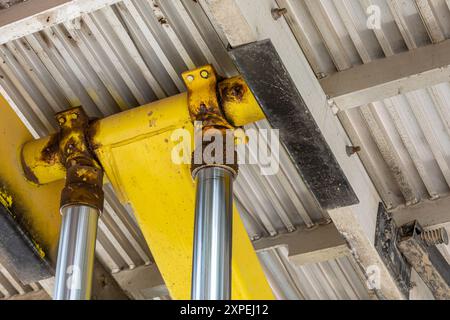 Hydraulischer Hubzylinder auf der Kippladefläche des Anhängers. Wartungs-, Reparatur- und Servicekonzept für Landmaschinen und Sattelfahrzeuge. Stockfoto