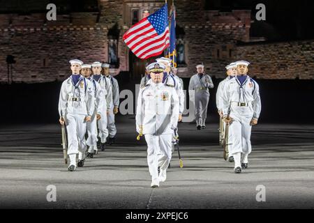 Edinburgh Castle. Edinburgh. Schottland, Großbritannien. August 2024. Während des Royal Edinburgh Military Tattoo führen die Zeremonialgarde der United States Navy ihre Routine durch (Foto: David Mollison/Alamy Live News) Stockfoto
