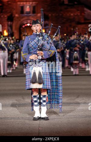 Edinburgh Castle. Edinburgh. Schottland, Großbritannien. August 2024. Während des Royal Edinburgh Military Tattoo treten die massierten Pfeifen und Trommeln auf (Foto: David Mollison/Alamy Live News) Stockfoto