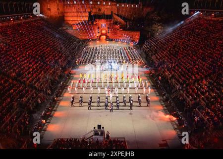 Edinburgh Castle. Edinburgh. Schottland, Großbritannien. August 2024. Während des Royal Edinburgh Military Tattoo tritt die Besetzung für das Grand Finale auf (Foto: David Mollison/Alamy Live News) Stockfoto