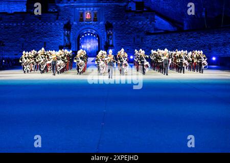 Edinburgh Castle. Edinburgh. Schottland, Großbritannien. August 2024. Während des Royal Edinburgh Military Tattoo spielen die geballten Bands der Royal Marines seiner Majestät eine bunte Routine (Foto: David Mollison/Alamy Live News) Stockfoto