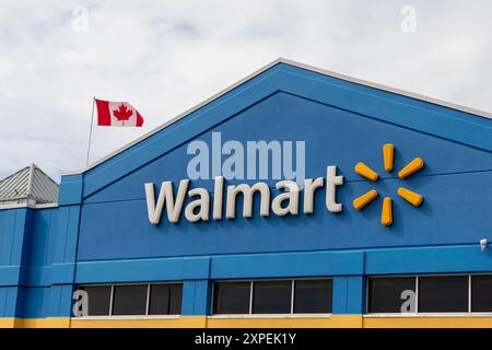 Kanata, Kanada - 2. Juni 2024: Walmart-Einzelhandelsgebäude mit kanadischer Flagge Stockfoto