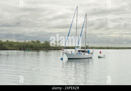 Segelyacht liegt an einem bewölkten Tag im Salacia Waters Area Paradise Point, Gold Coast, Australien. Stockfoto