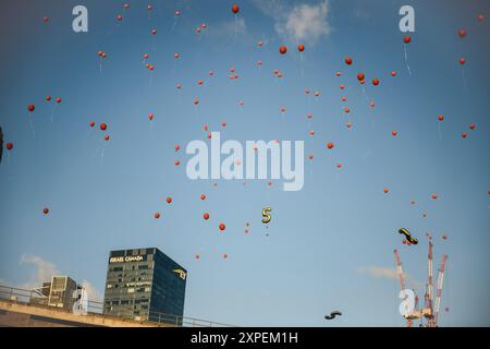 Tel Aviv, Israel. August 2024. Orangene Ballons wurden in die Luft gebracht, um Ariel Bibas Geburtstag in Gefangenschaft der Hamas zu feiern. Die Israelis versammelten sich auf dem Geiselplatz und ließen orangene Ballons aus Anlass des fünften Geburtstags der israelischen Geisel Ariel Bibas frei, die am 7. Oktober entführt und 304 Tage in der Hamas-Gefangenschaft in Gaza festgehalten wurde. Quelle: SOPA Images Limited/Alamy Live News Stockfoto