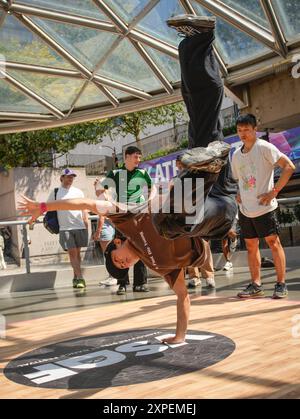 Vancouver, Kanada. August 2024. Ein Breakdancer tritt an einer Tanzbesprechung während des Vancouver Street Dance Festivals 2024 am Robson Square in Vancouver, British Columbia, Kanada, am 5. August 2024 an. Tänzer aus aller Welt präsentierten verschiedene Street Dance Stile durch Tanzschlachten, Performances und Workshops. Quelle: Liang Sen/Xinhua/Alamy Live News Stockfoto