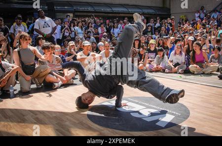 Vancouver, Kanada. August 2024. Ein Breakdancer tritt an einer Tanzbesprechung während des Vancouver Street Dance Festivals 2024 am Robson Square in Vancouver, British Columbia, Kanada, am 5. August 2024 an. Tänzer aus aller Welt präsentierten verschiedene Street Dance Stile durch Tanzschlachten, Performances und Workshops. Quelle: Liang Sen/Xinhua/Alamy Live News Stockfoto