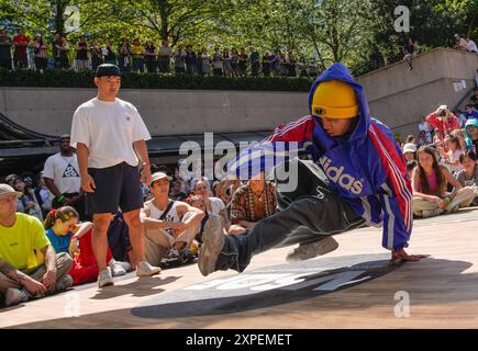 Vancouver, Kanada. August 2024. Ein Breakdancer tritt an einer Tanzbesprechung während des Vancouver Street Dance Festivals 2024 am Robson Square in Vancouver, British Columbia, Kanada, am 5. August 2024 an. Tänzer aus aller Welt präsentierten verschiedene Street Dance Stile durch Tanzschlachten, Performances und Workshops. Quelle: Liang Sen/Xinhua/Alamy Live News Stockfoto