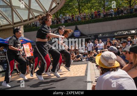 Vancouver, Kanada. August 2024. Tänzerinnen und Tänzer treten 2024 während des Vancouver Street Dance Festivals am Robson Square in Vancouver, British Columbia, Kanada, am 5. August 2024 auf. Tänzer aus aller Welt präsentierten verschiedene Street Dance Stile durch Tanzschlachten, Performances und Workshops. Quelle: Liang Sen/Xinhua/Alamy Live News Stockfoto