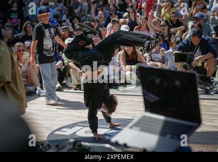 Vancouver, Kanada. August 2024. Ein Breakdancer tritt an einer Tanzbesprechung während des Vancouver Street Dance Festivals 2024 am Robson Square in Vancouver, British Columbia, Kanada, am 5. August 2024 an. Tänzer aus aller Welt präsentierten verschiedene Street Dance Stile durch Tanzschlachten, Performances und Workshops. Quelle: Liang Sen/Xinhua/Alamy Live News Stockfoto