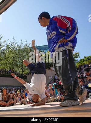 Vancouver, Kanada. August 2024. Ein Breakdancer tritt an einer Tanzbesprechung während des Vancouver Street Dance Festivals 2024 am Robson Square in Vancouver, British Columbia, Kanada, am 5. August 2024 an. Tänzer aus aller Welt präsentierten verschiedene Street Dance Stile durch Tanzschlachten, Performances und Workshops. Quelle: Liang Sen/Xinhua/Alamy Live News Stockfoto