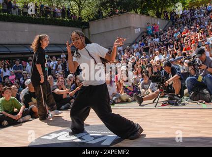 Vancouver, Kanada. August 2024. Ein Breakdancer tritt an einer Tanzbesprechung während des Vancouver Street Dance Festivals 2024 am Robson Square in Vancouver, British Columbia, Kanada, am 5. August 2024 an. Tänzer aus aller Welt präsentierten verschiedene Street Dance Stile durch Tanzschlachten, Performances und Workshops. Quelle: Liang Sen/Xinhua/Alamy Live News Stockfoto