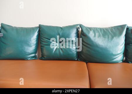 Stilvolle, elegante Lederpolster in Grün und Braun auf einem modernen Sofa Stockfoto