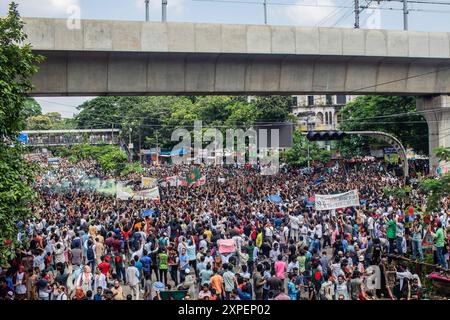 Dhaka, Bangladesch. August 2024. Regierungsfeindliche Demonstranten nehmen an den Feierlichkeiten Teil. Tausende von Menschen feiern den Rücktritt des Ministerpräsidenten von Bangladesch, Scheich Hasina. Die Proteste in Bangladesch, die im Juli als von Studenten geführte Demonstrationen gegen die Einstellungsregeln der Regierung begannen, gipfelten am 5. August, als der Premierminister flüchtete und das Militär ankündigte, eine Interimsregierung zu bilden. Quelle: SOPA Images Limited/Alamy Live News Stockfoto