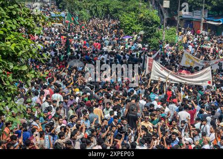 Dhaka, Bangladesch. August 2024. Regierungsfeindliche Demonstranten nehmen an den Feierlichkeiten Teil. Tausende von Menschen feiern den Rücktritt des Ministerpräsidenten von Bangladesch, Scheich Hasina. Die Proteste in Bangladesch, die im Juli als von Studenten geführte Demonstrationen gegen die Einstellungsregeln der Regierung begannen, gipfelten am 5. August, als der Premierminister flüchtete und das Militär ankündigte, eine Interimsregierung zu bilden. Quelle: SOPA Images Limited/Alamy Live News Stockfoto