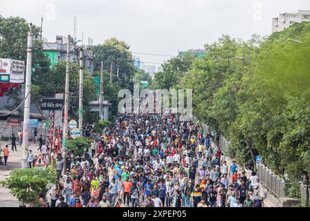 Dhaka, Bangladesch. August 2024. Regierungsfeindliche Demonstranten nehmen an den Feierlichkeiten Teil. Tausende von Menschen feiern den Rücktritt des Ministerpräsidenten von Bangladesch, Scheich Hasina. Die Proteste in Bangladesch, die im Juli als von Studenten geführte Demonstrationen gegen die Einstellungsregeln der Regierung begannen, gipfelten am 5. August, als der Premierminister flüchtete und das Militär ankündigte, eine Interimsregierung zu bilden. Quelle: SOPA Images Limited/Alamy Live News Stockfoto