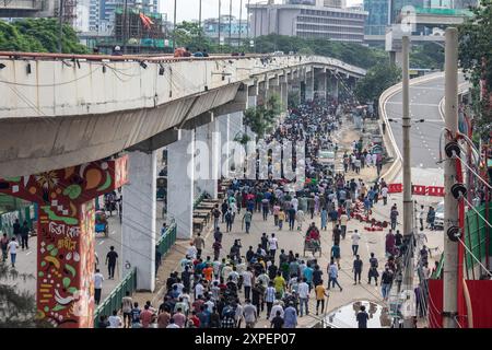 Dhaka, Bangladesch. August 2024. Regierungsfeindliche Demonstranten nehmen an den Feierlichkeiten Teil. Tausende von Menschen feiern den Rücktritt des Ministerpräsidenten von Bangladesch, Scheich Hasina. Die Proteste in Bangladesch, die im Juli als von Studenten geführte Demonstrationen gegen die Einstellungsregeln der Regierung begannen, gipfelten am 5. August, als der Premierminister flüchtete und das Militär ankündigte, eine Interimsregierung zu bilden. Quelle: SOPA Images Limited/Alamy Live News Stockfoto