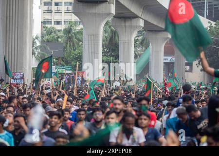 Dhaka, Bangladesch. August 2024. Regierungsfeindliche Demonstranten nehmen an den Feierlichkeiten Teil. Tausende von Menschen feiern den Rücktritt des Ministerpräsidenten von Bangladesch, Scheich Hasina. Die Proteste in Bangladesch, die im Juli als von Studenten geführte Demonstrationen gegen die Einstellungsregeln der Regierung begannen, gipfelten am 5. August, als der Premierminister flüchtete und das Militär ankündigte, eine Interimsregierung zu bilden. Quelle: SOPA Images Limited/Alamy Live News Stockfoto