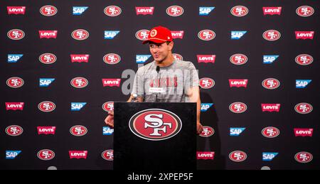 Aug 04 2024 Santa Clara USA CA San Francisco 49ers Quarterback Brock Purdy(13)spricht mit den Medien nach dem San Francisco 49ers Training Camp Day 10 in der SAP Performance Facility im Levi's Stadium Santa Clara Kalifornien Thurman James/CSM Stockfoto