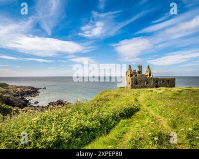 10. Juni 2024: Portpatrick, Dumfries and Galloway, Schottland – Dunskey Castle, ein ruiniertes Turmhaus aus dem 12. Jahrhundert, das am Rande einer Klippe steht Stockfoto