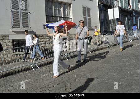 FRANKREICH. PARIS (75) 18. BEZIRK. BUTTE MONTMARTRE HILL. ZUSCHAUER BEIM OLYMPISCHEN SOMMERSPIEL 2024 FÜR FRAUEN Stockfoto