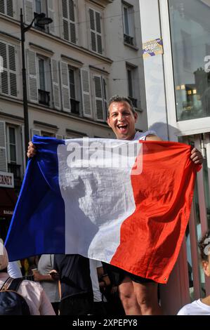 FRANKREICH. PARIS (75) 18. BEZIRK. ZUSCHAUER ENTLANG DER STRECKE DES RADRENNENS BEIM OLYMPISCHEN WINTERRADRENNEN 2024 IN PARIS Stockfoto