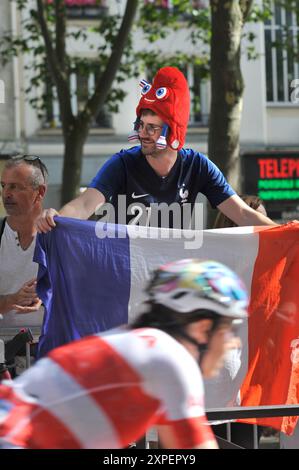 FRANKREICH. PARIS (75) 18. BEZIRK. ZUSCHAUER ENTLANG DER STRECKE DES RADRENNENS BEIM OLYMPISCHEN WINTERRADRENNEN 2024 IN PARIS Stockfoto