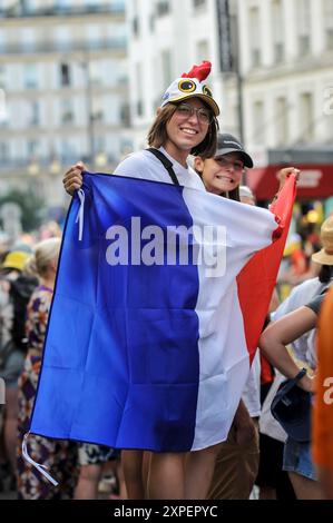 FRANKREICH. PARIS (75) 18. BEZIRK. ZUSCHAUER ENTLANG DER STRECKE DES RADRENNENS BEIM OLYMPISCHEN WINTERRADRENNEN 2024 IN PARIS Stockfoto