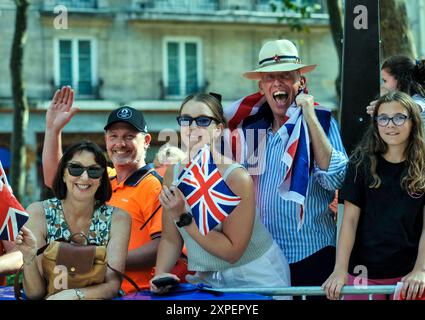 FRANKREICH. PARIS (75) 18. BEZIRK. BRITISCHE ZUSCHAUER AUF DER STRECKE DES RADRENNENS BEIM OLYMPISCHEN RADRENNEN DER FRAUEN 2024 IN PARIS Stockfoto