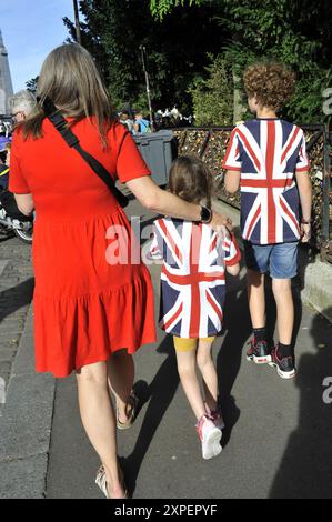 FRANKREICH. PARIS (75) 18. BEZIRK. BUTTE MONTMARTRE HILL. BRITISCHE ZUSCHAUER AUF DER STRECKE DES OLYMPISCHEN FRAUENRADRENNENS 2024 IN PARIS Stockfoto